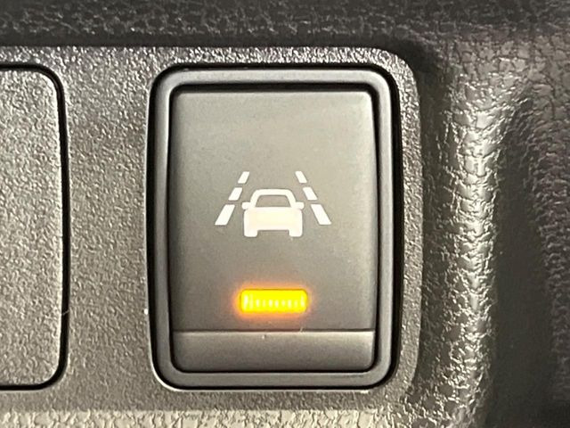【車線逸脱警報】道路上の白(黄)線を認識し、意図せず走行中の車線からはみ出しそうになった時、メーター内の警告灯とブザーで注意喚起してくれる安心・安全機能です♪
