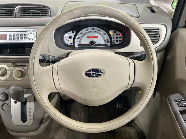 �C���e���A�ɍ��킹���f�U�C���̃X�e�A�����O�́A�^�]�������̂��Ƃ��l���A�^�]���₷���`��A�傫���ł��B�����x�A���ۂɐG���Ă��m���߂��������B