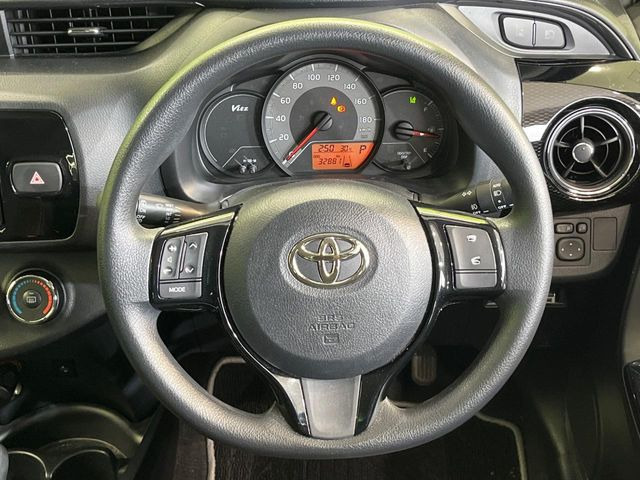 �C���e���A�ɍ��킹���f�U�C���̃X�e�A�����O�́A�^�]�������̂��Ƃ��l���A�^�]���₷���`��A�傫���ł��B�����x�A���ۂɐG���Ă��m���߂��������B