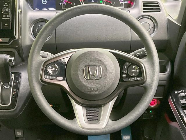 �C���e���A�ɍ��킹���f�U�C���̃X�e�A�����O�́A�^�]�������̂��Ƃ��l���A�^�]���₷���`��A�傫���ł��B�����x�A���ۂɐG���Ă��m���߂��������B