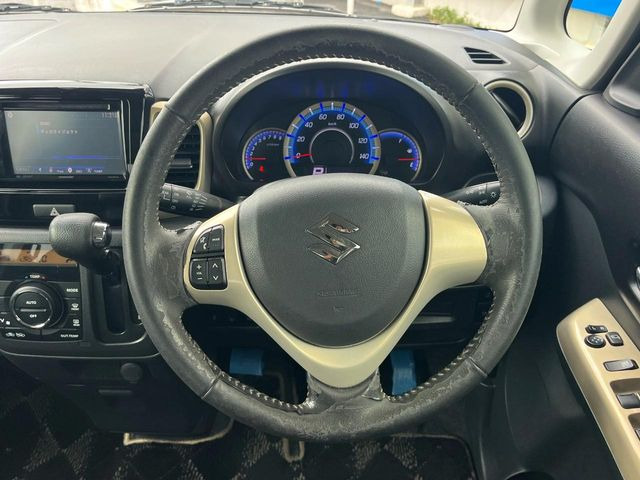 �C���e���A�ɍ��킹���f�U�C���̃X�e�A�����O�́A�^�]�������̂��Ƃ��l���A�^�]���₷���`��A�傫���ł��B�����x�A���ۂɐG���Ă��m���߂��������B