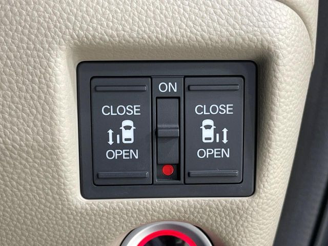 【両側パワースライドドア】スマートキーや運転席のスイッチで後席両側スライドドアの開閉が可能♪電動だから力を入れてドアを開ける必要が無く、小さなお子様でも簡単に開け閉めでき快適です♪