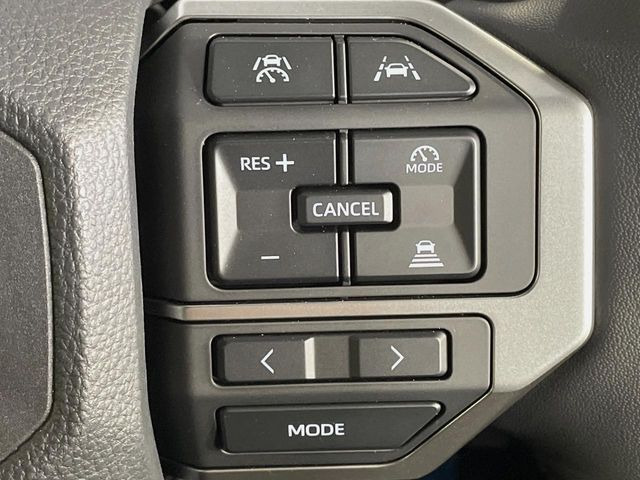 【レーダークルーズコントロール】高速道路での長距離走行が楽に!!自動で速度を保つクルーズコントロールが、衝突軽減システムと連携し、前方の車両を感知して車間を保つように速度調節してくれます!!