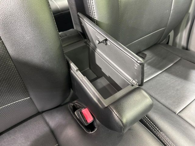 【アームレスト】運転中の身体の負担を軽減してくれるアームレストを装備♪