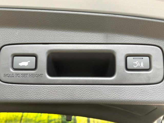【パワーバックドア】スマートキーや運転席のボタンを押すだけでリアゲートが自動で開閉します!荷物を持っている時や、高い位置にあるバックドアを閉める際に便利な機能です♪