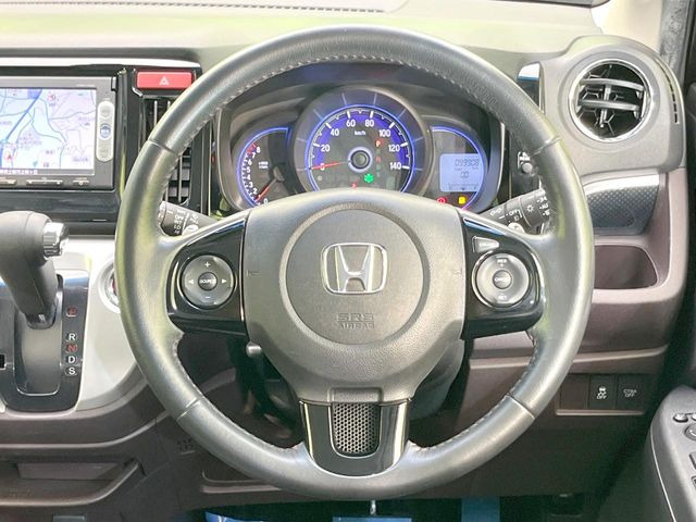 �C���e���A�ɍ��킹���f�U�C���̃X�e�A�����O�́A�^�]�������̂��Ƃ��l���A�^�]���₷���`��A�傫���ł��B�����x�A���ۂɐG���Ă��m���߂��������B