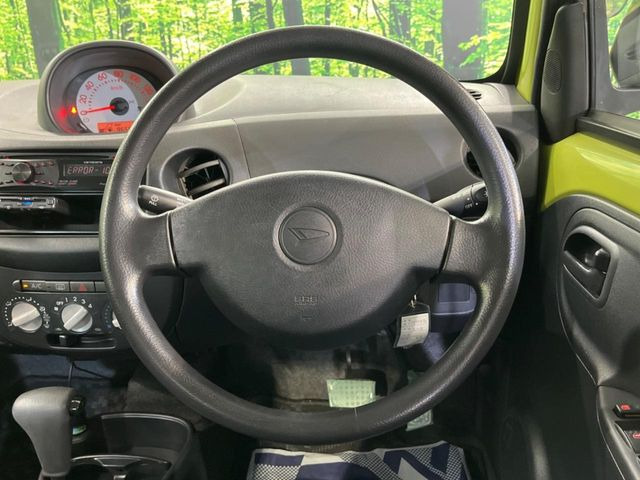 �C���e���A�ɍ��킹���f�U�C���̃X�e�A�����O�́A�^�]�������̂��Ƃ��l���A�^�]���₷���`��A�傫���ł��B�����x�A���ۂɐG���Ă��m���߂��������B