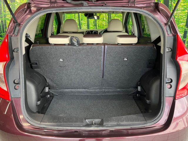 普段のお買い物や通勤、送迎等に十分な荷室スペースを確保しております。セカンドシートを倒すと、大きな荷物の積載も可能です♪