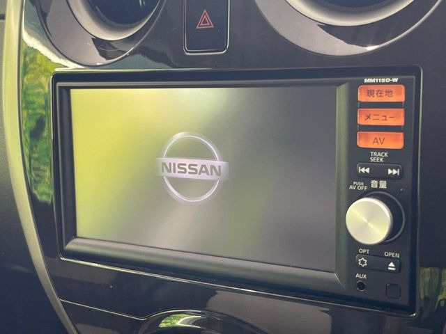 【純正ナビ】人気の純正ナビを装備しております。ナビの使いやすさはもちろん、オーディオ機能も充実!キャンプや旅行はもちろん、通勤や買い物など普段のドライブも楽しくなるはず♪