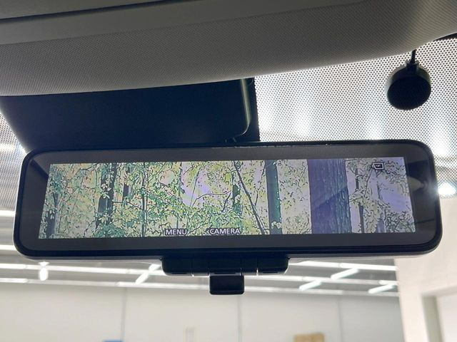 【インテリジェントルームミラー】後席の大きな荷物や同乗者で後方が確認しづらい時でも安心!カメラが撮影した車両後方の映像をルームミラー内に表示。クリアな視界で状況の確認が可能です!