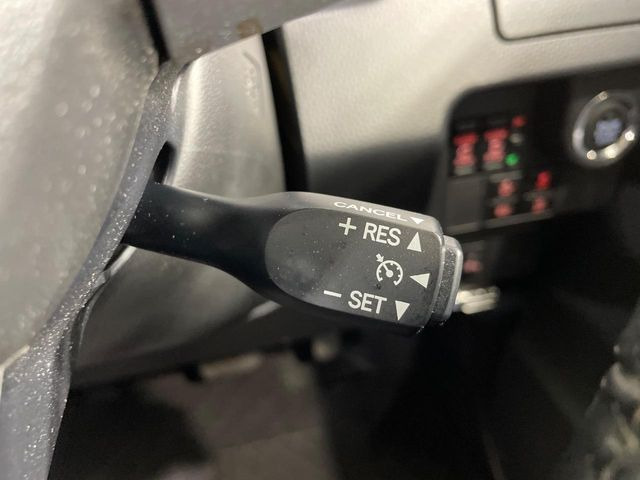 【クルーズコントロール】高速道路もラクラク走行。アクセルを離しても一定速度で走行ができ、長距離運転時の負担を軽減!加速・減速も簡単なスイッチ操作で調整できます。