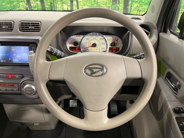�C���e���A�ɍ��킹���f�U�C���̃X�e�A�����O�́A�^�]�������̂��Ƃ��l���A�^�]���₷���`��A�傫���ł��B�����x�A���ۂɐG���Ă��m���߂��������B