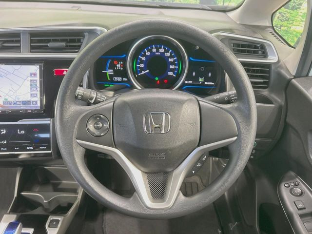 �C���e���A�ɍ��킹���f�U�C���̃X�e�A�����O�́A�^�]�������̂��Ƃ��l���A�^�]���₷���`��A�傫���ł��B�����x�A���ۂɐG���Ă��m���߂��������B