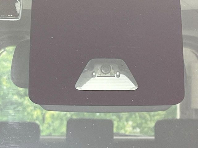 【トヨタセーフティセンス】走行中に前方の車両等を認識し、衝突しそうな時は警報とブレーキで衝突回避と被害軽減をアシスト。より安全にドライブをお楽しみいただけます。