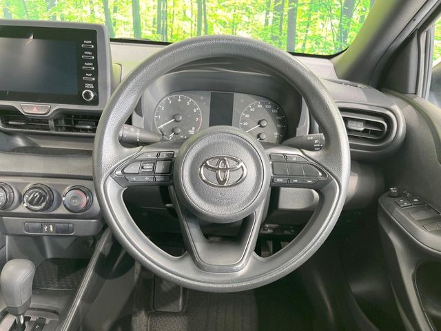 �C���e���A�ɍ��킹���f�U�C���̃X�e�A�����O�́A�^�]�������̂��Ƃ��l���A�^�]���₷���`��A�傫���ł��B�����x�A���ۂɐG���Ă��m���߂��������B