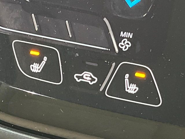 【シートヒーター】寒い日に重宝するシートヒーター!エアコンより早く温まってくれるので寒がりの人も安心ですね♪エアコンの温風は乾燥するから苦手、という方にもをおすすめです。