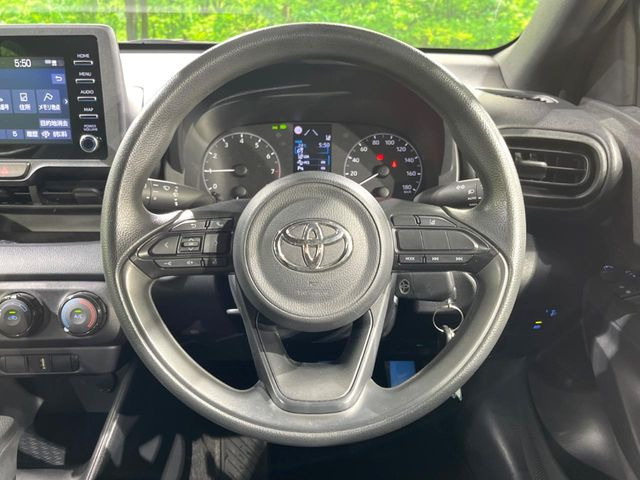 �C���e���A�ɍ��킹���f�U�C���̃X�e�A�����O�́A�^�]�������̂��Ƃ��l���A�^�]���₷���`��A�傫���ł��B�����x�A���ۂɐG���Ă��m���߂��������B