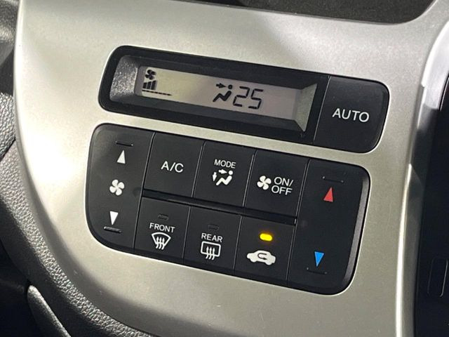 【オートエアコン】一度お好みの温度に設定すれば、車内の温度を検知し風量や温度を自動で調整。暑い&hellip;寒い&hellip;と何度もスイッチ操作をする必要はありません。快適な車内空間には必須の機能ですね♪
