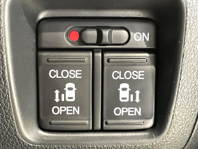【両側パワースライドドア】スマートキーや運転席のスイッチで後席両側スライドドアの開閉が可能♪電動だから力を入れてドアを開ける必要が無く、小さなお子様でも簡単に開け閉めでき快適です♪