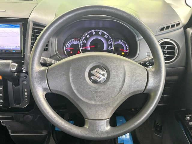 �C���e���A�ɍ��킹���f�U�C���̃X�e�A�����O�́A�^�]�������̂��Ƃ��l���A�^�]���₷���`��A�傫���ł��B�����x�A���ۂɐG���Ă��m���߂��������B