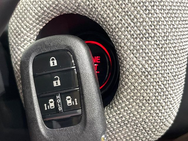 �yHonda�X�}�[�g�L�[�z�J�o����|�P�b�g�ɓ��ꂽ�܂܂ł��h�A�̎{���E�������\�ȃX�}�[�g�L�[�𑕔��B�G���W���̃I���E�I�t�����J�M�����o���K�v����������Ƃ��Ă��֗��ł���