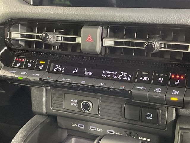 【シートヒーター&ベンチレーション】夏場は涼しい風でお尻や背中の熱やムレを防ぎ、冬はエアコンよりも早く温まってポカポカに!季節を問わず快適に過ごせます。