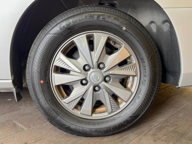 �y����15�C���`�A���~�z�C�[���z�O�ςɃ}�b�`���������A���~�z�C�[���𑕒����Ă���܂��B�e��ЊO�A���~�z�C�[����A�X�^�b�h���X�^�C�����戵�����Ă���܂��B���񂲑��k����������