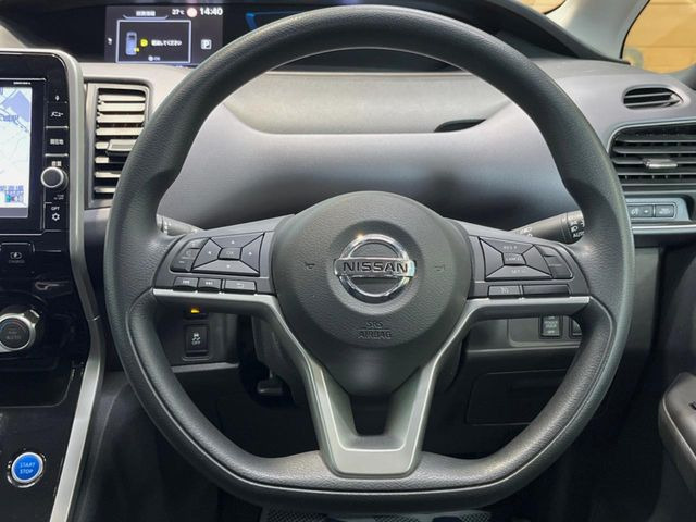 �C���e���A�ɍ��킹���f�U�C���̃X�e�A�����O�́A�^�]�������̂��Ƃ��l���A�^�]���₷���`��A�傫���ł��B�����x�A���ۂɐG���Ă��m���߂��������B