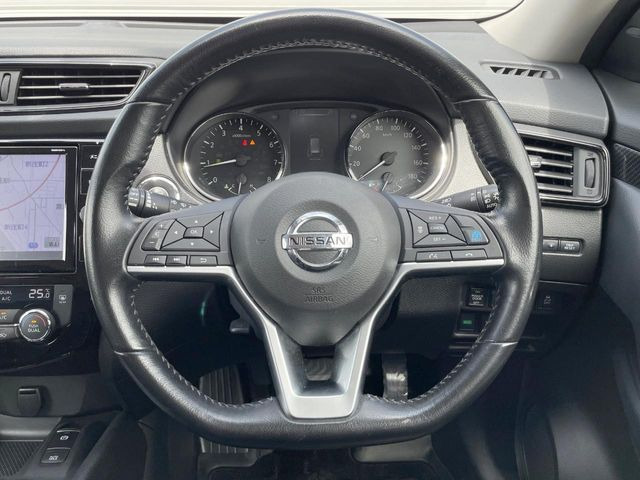 インテリアに合わせたデザインのステアリングは、運転される方のことも考え、運転しやすい形状、大きさです。是非一度、実際に触ってお確かめください。