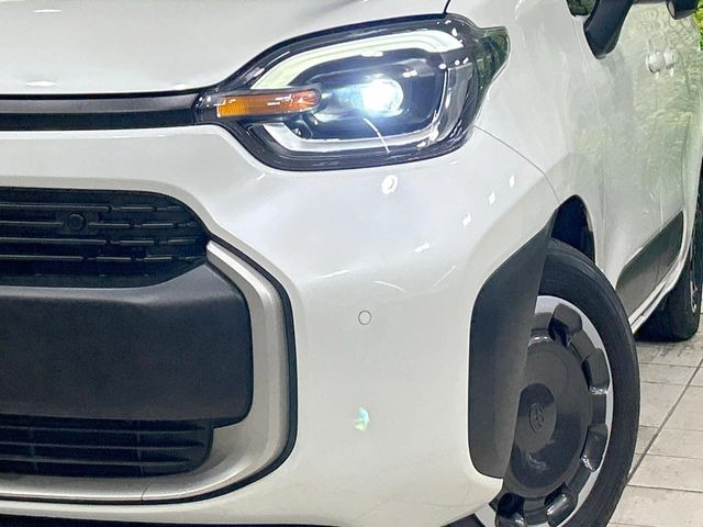 【LEDヘッドライト】悪天候や夜間走行時も良好な視界を確保し安心して運転できる高輝度LEDヘッドライトを装備!点灯速度が早く、消費電力も抑えられています。