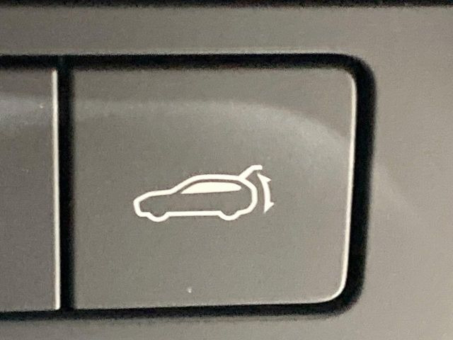 【パワーバックドア】スマートキーや運転席のボタンを押すだけでリアゲートが自動で開閉します!荷物を持っている時や、高い位置にあるバックドアを閉める際に便利な機能です♪
