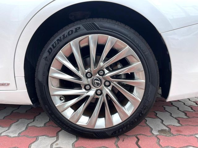 �y����18�C���`�A���~�z�C�[���z�O�ςɃ}�b�`���������A���~�z�C�[���𑕒����Ă���܂��B�e��ЊO�A���~�z�C�[����A�X�^�b�h���X�^�C�����戵�����Ă���܂��B���񂲑��k����������