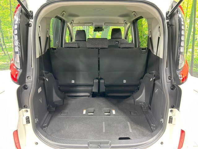 後席を格納すると、これだけの広さが!シーンに合わせたシートアレンジで、大きな荷物も積むことが出来ます♪