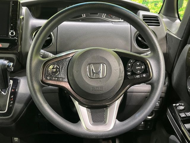 【ステアリングスイッチ】運転中、前方から目線をそらすことなく、オーディオ等の操作が可能な便利機能!安心&快適なドライブを演出してくれます♪