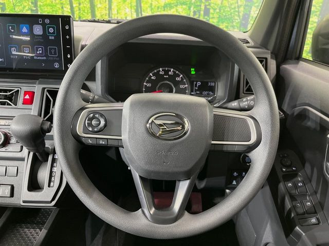 �C���e���A�ɍ��킹���f�U�C���̃X�e�A�����O�́A�^�]�������̂��Ƃ��l���A�^�]���₷���`��A�傫���ł��B�����x�A���ۂɐG���Ă��m���߂��������B