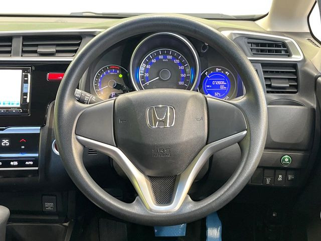インテリアに合わせたデザインのステアリングは、運転される方のことも考え、運転しやすい形状、大きさです。是非一度、実際に触ってお確かめください。