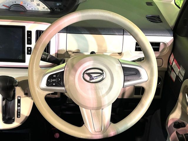 インテリアに合わせたデザインのステアリングは、運転される方のことも考え、運転しやすい形状、大きさです。是非一度、実際に触ってお確かめください。