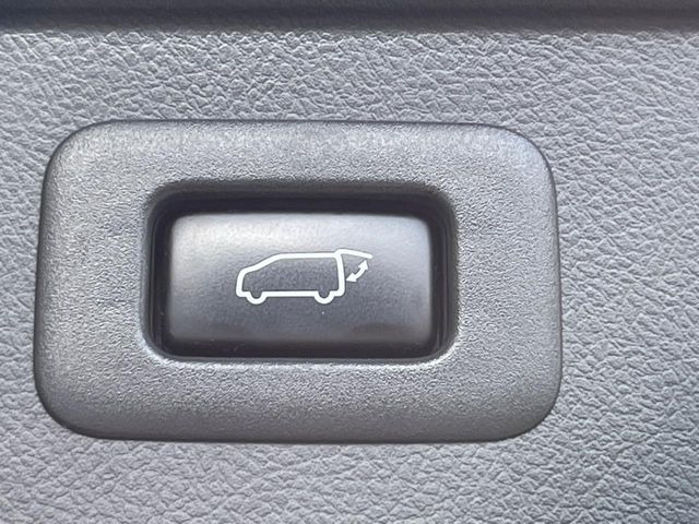 【パワーバックドア】スマートキーや運転席のボタンを押すだけでリアゲートが自動で開閉します!荷物を持っている時や、高い位置にあるバックドアを閉める際に便利な機能です♪