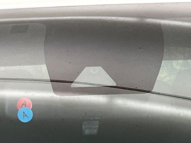 【トヨタセーフティセンス】走行中に前方の車両等を認識し、衝突しそうな時は警報とブレーキで衝突回避と被害軽減をアシスト。より安全にドライブをお楽しみいただけます。