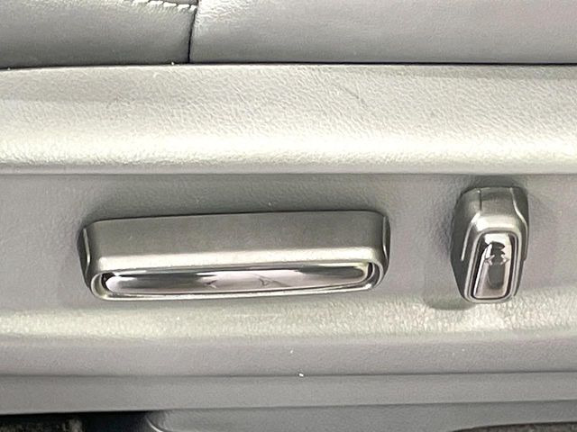 【パワーシート】スイッチ一つで簡単にシートの微調整が可能!電動だから力もいりません!快適なシートポジションにセットして、快適なドライブをお楽しみください。