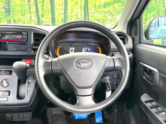 �C���e���A�ɍ��킹���f�U�C���̃X�e�A�����O�́A�^�]�������̂��Ƃ��l���A�^�]���₷���`��A�傫���ł��B�����x�A���ۂɐG���Ă��m���߂��������B