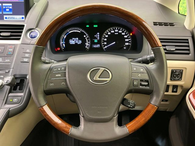 �C���e���A�ɍ��킹���f�U�C���̃X�e�A�����O�́A�^�]�������̂��Ƃ��l���A�^�]���₷���`��A�傫���ł��B�����x�A���ۂɐG���Ă��m���߂��������B