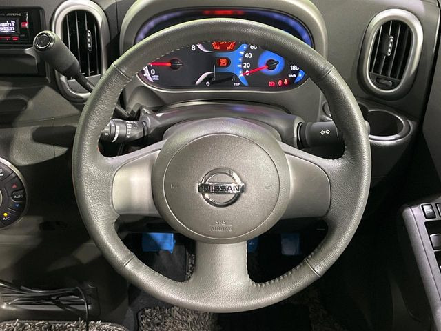 �C���e���A�ɍ��킹���f�U�C���̃X�e�A�����O�́A�^�]�������̂��Ƃ��l���A�^�]���₷���`��A�傫���ł��B�����x�A���ۂɐG���Ă��m���߂��������B