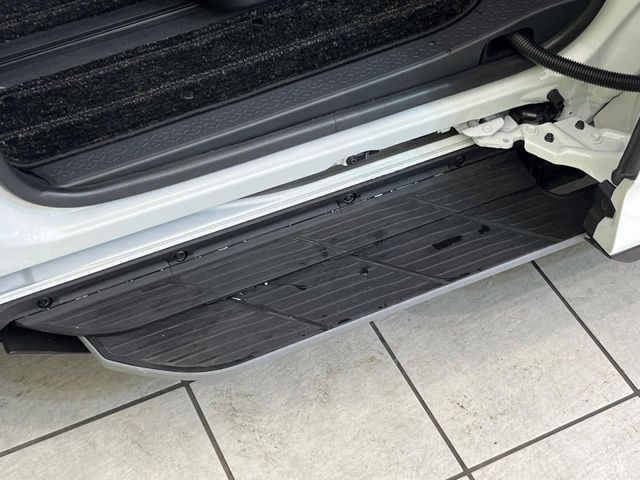 メーカーオプションの【ユニバーサルステップ】を装備。スライドドアと連動したステップにより、小さなお子様の乗り降りがし易くなります♪