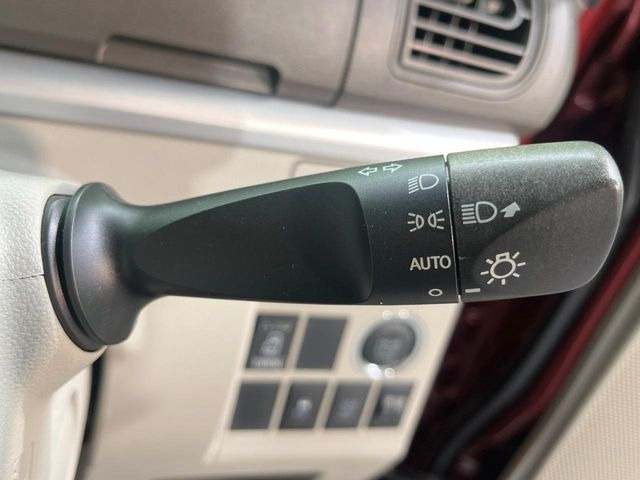 【オートライト】周りの明るさに応じて自動でヘッドライトの点灯・消灯ができる機能です!ライトの付け忘れ・消し忘れなどが無くなり、雨の日や夕方の走行も安心!トンネル通過時も便利ですね♪