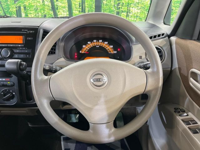 �C���e���A�ɍ��킹���f�U�C���̃X�e�A�����O�́A�^�]�������̂��Ƃ��l���A�^�]���₷���`��A�傫���ł��B�����x�A���ۂɐG���Ă��m���߂��������B