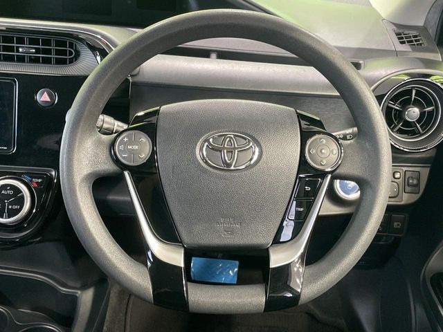 インテリアに合わせたデザインのステアリングは、運転される方のことも考え、運転しやすい形状、大きさです。是非一度、実際に触ってお確かめください。