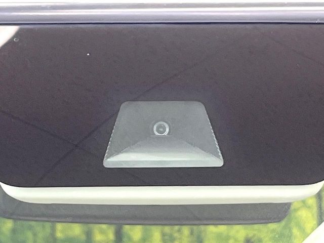 【ホンダセンシング】走行中に前方の車両等を認識し、衝突しそうな時は警報とブレーキで衝突回避と被害軽減をアシスト。より安全にドライブをお楽しみいただけます。