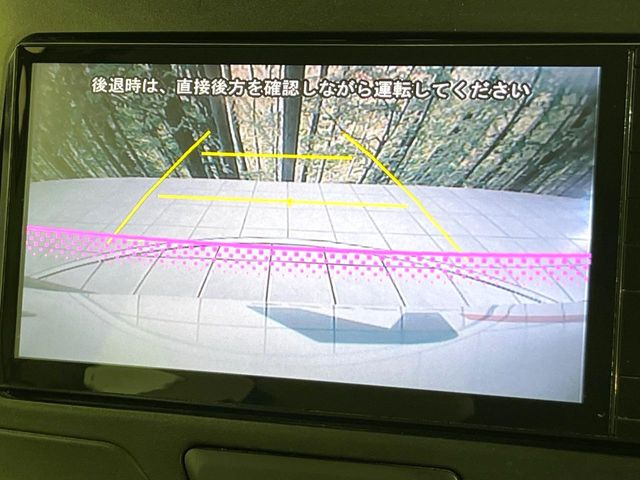 【バックカメラ】駐車時に後方がリアルタイム映像で確認できます。大型商業施設や立体駐車場での駐車時や、夜間のバック時に大活躍!運転スキルに関わらず、今や必須となった装備のひとつです!