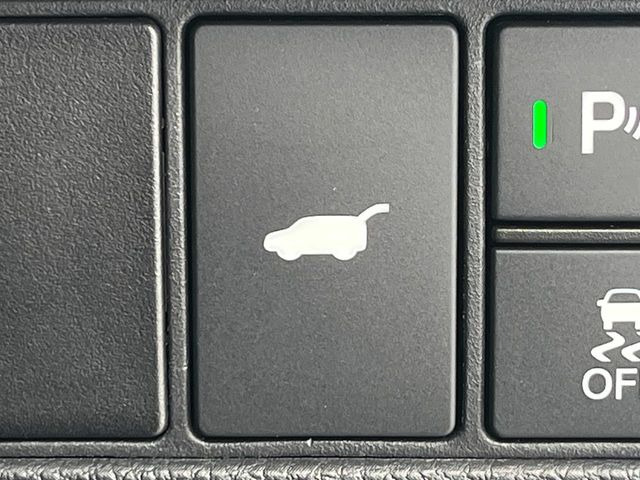 【パワーバックドア】スマートキーや運転席のボタンを押すだけでリアゲートが自動で開閉します!荷物を持っている時や、高い位置にあるバックドアを閉める際に便利な機能です♪